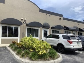 5952-6012 Clark Center Ave, Sarasota, FL à louer Photo de l’immeuble– Image 1 sur 8