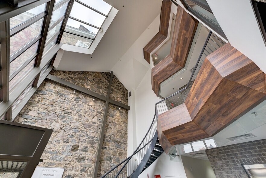 50 Rue Saint-Charles O, Longueuil, QC à louer - Photo de l’immeuble – Image 1 sur 18