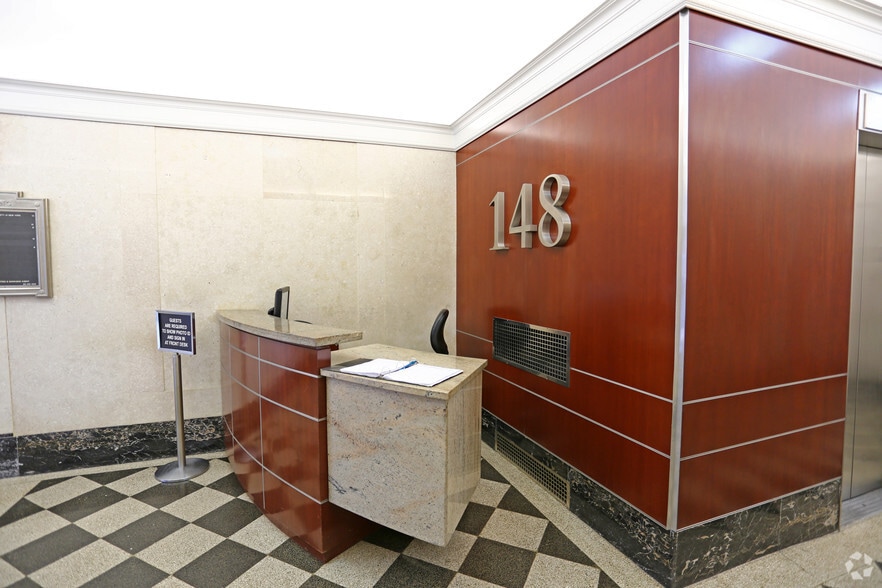 148 W 37th St, New York, NY à louer - Hall d’entrée – Image 2 sur 18