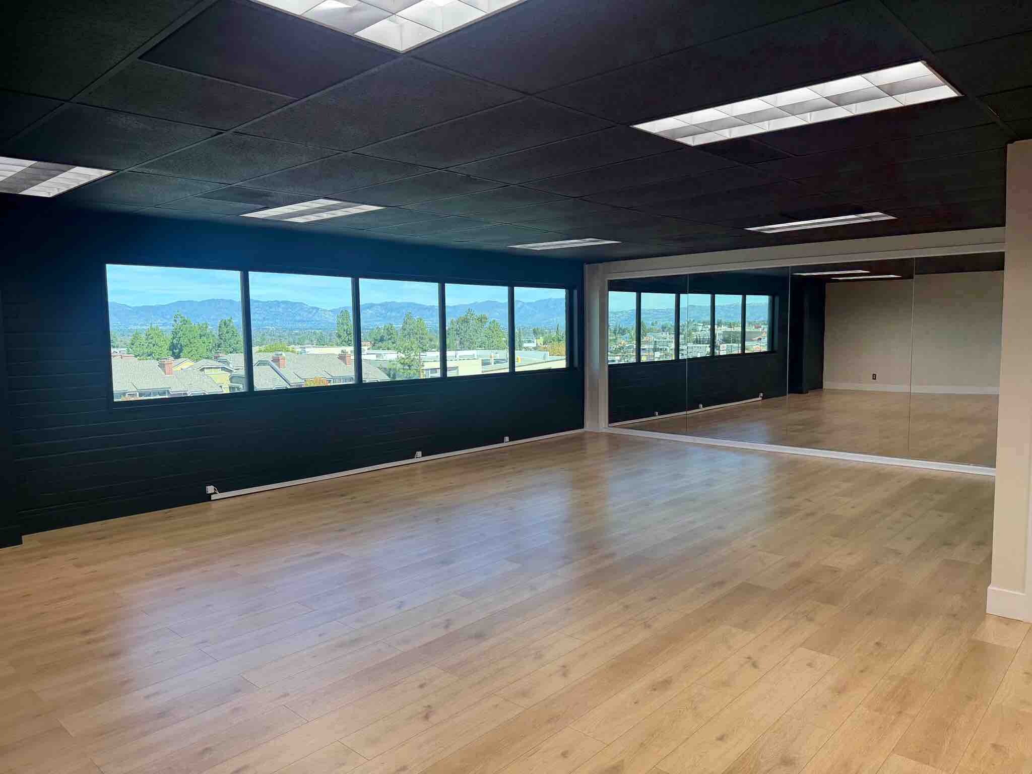 18345 Ventura Blvd, Tarzana, CA à louer Photo intérieure– Image 1 sur 4