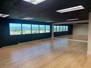 18345 Ventura Blvd, Tarzana, CA à louer Photo intérieure– Image 1 sur 4