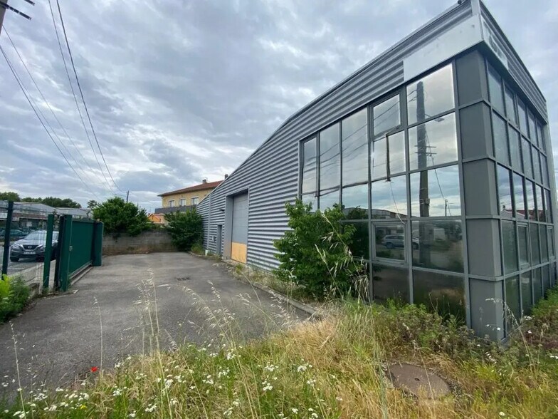 Local d’activités dans Irigny à louer - Photo de l’immeuble – Image 1 sur 8