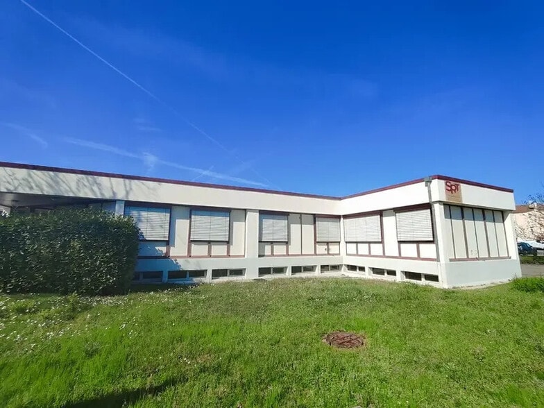 Bureau dans Saint-Quentin-Fallavier à vendre - Photo de l’immeuble – Image 3 sur 12