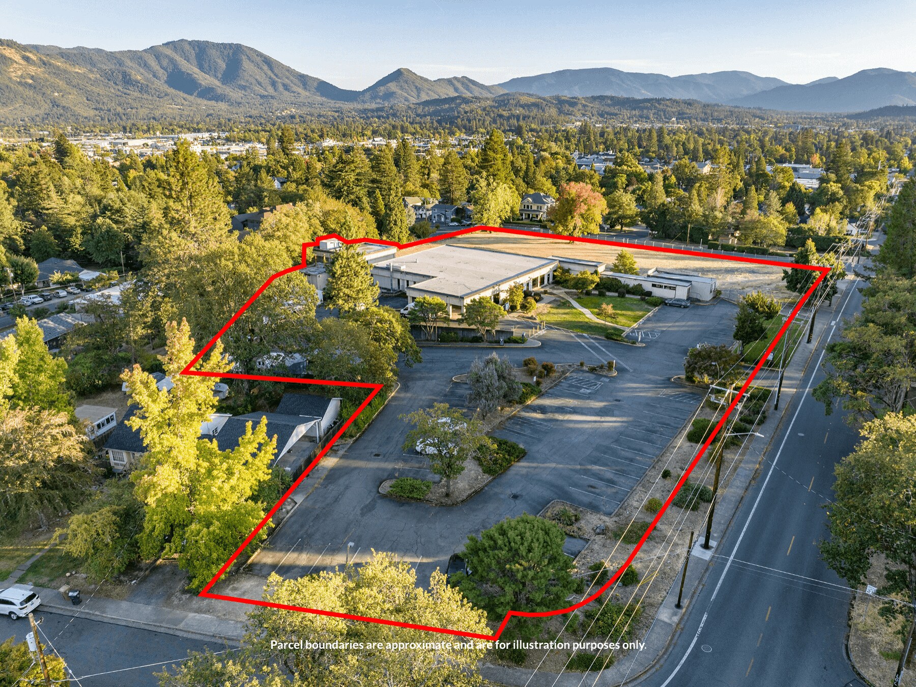 715 NW Dimmick St, Grants Pass, OR à vendre Photo principale– Image 1 sur 69