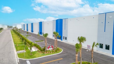 10900 NW 146th St, Hialeah Gardens, FL à louer Photo de l’immeuble– Image 1 sur 14