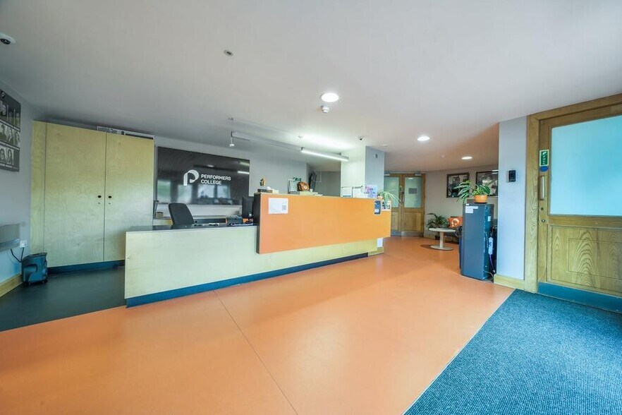 Southend Road, Stanford Le Hope à vendre - Photo de l’immeuble – Image 2 sur 17