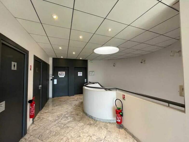 11 Rue Edison, Bron à louer - Photo de l’immeuble – Image 2 sur 10