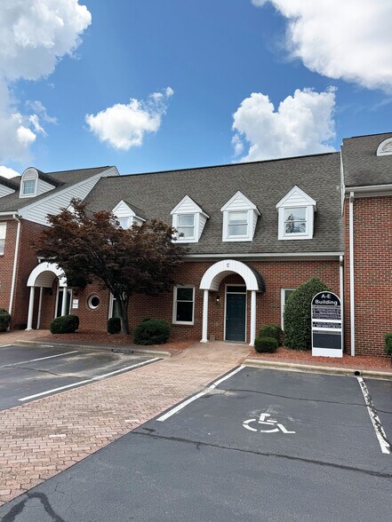 1365 Westgate Center Dr, Winston-Salem, NC à vendre - Photo de l’immeuble – Image 1 sur 9