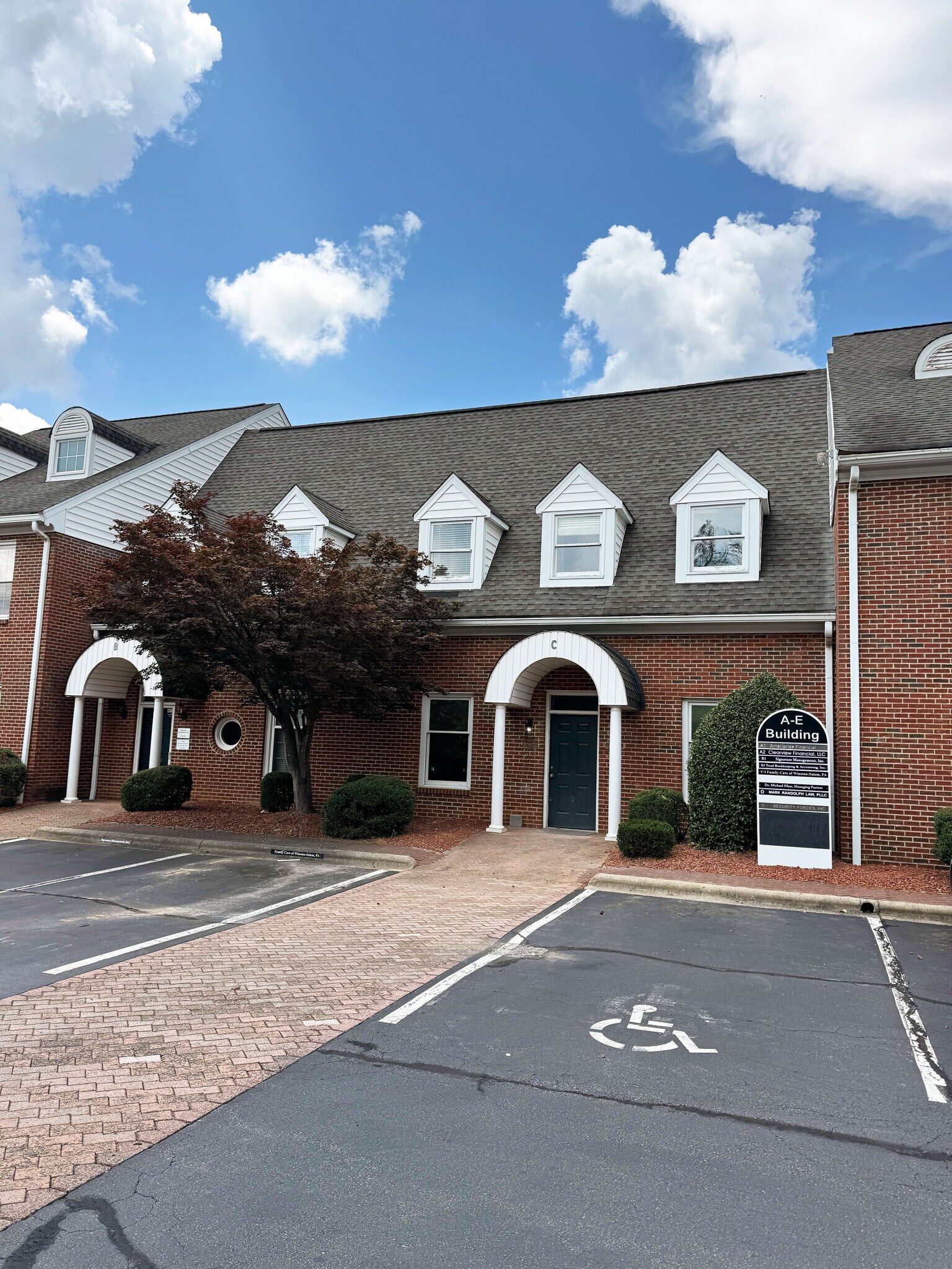 1365 Westgate Center Dr, Winston-Salem, NC à vendre Photo de l’immeuble– Image 1 sur 10