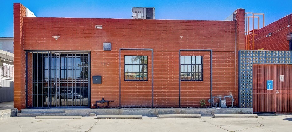 742 N Cahuenga Blvd, Los Angeles, CA à louer - Photo de l’immeuble – Image 3 sur 9