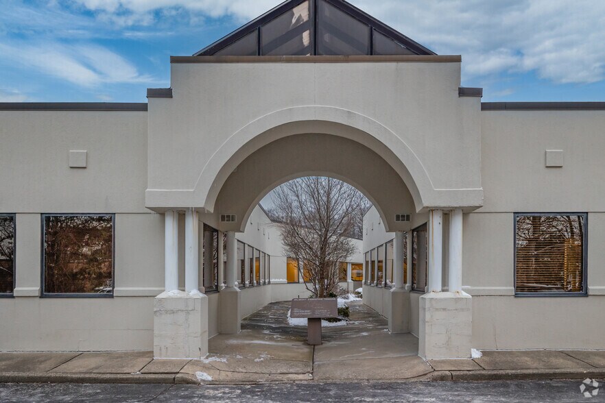 201 Moreland Rd, Hauppauge, NY à louer - Photo de l’immeuble – Image 2 sur 8