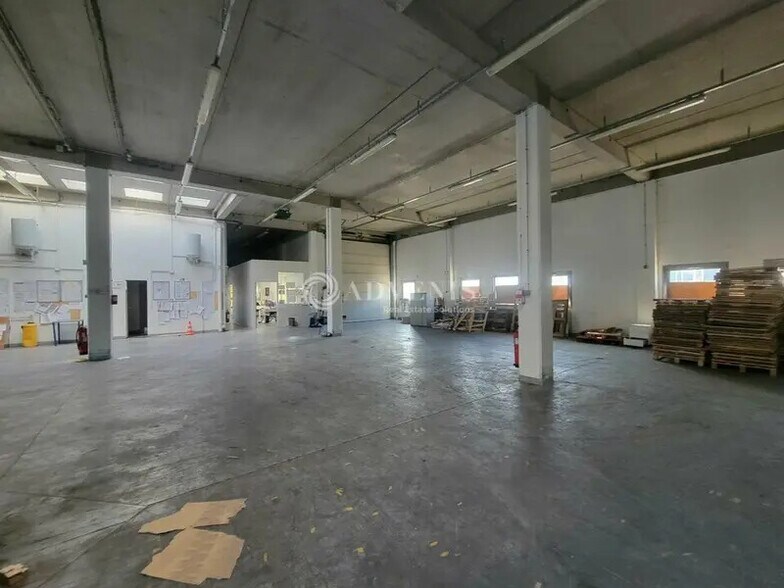 Local d’activités dans Villeneuve-la-Garenne à louer - Photo de l’immeuble – Image 2 sur 11