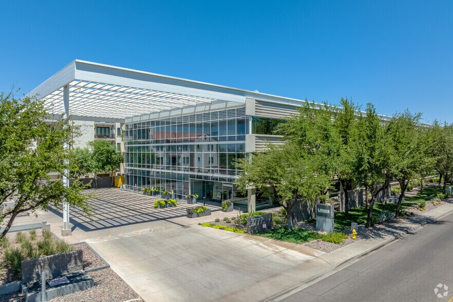2777 E Camelback Rd, Phoenix, AZ à louer - Photo principale – Image 1 sur 5