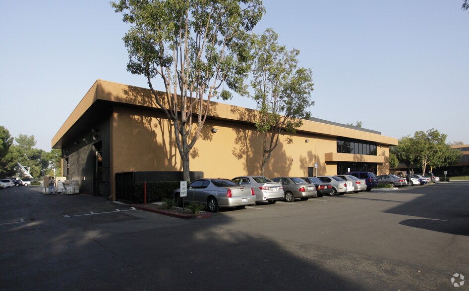 14131 Chambers Rd, Tustin, CA à vendre - Photo de l’immeuble – Image 3 sur 6
