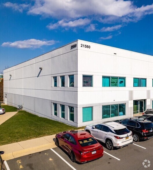 21580 Atlantic Blvd, Sterling, VA à vendre - Photo de l’immeuble – Image 2 sur 10