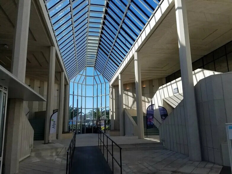 Bureau dans CANNES-LA-BOCCA à louer - Hall d’entrée – Image 1 sur 4