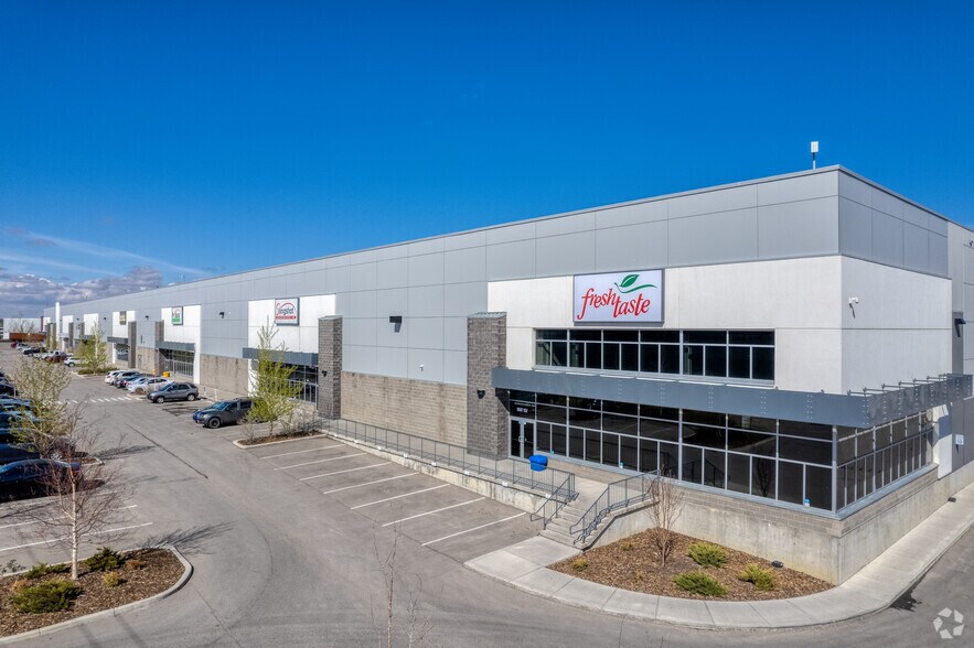 10450 50th St SE, Calgary, AB à louer - Photo principale – Image 1 sur 4