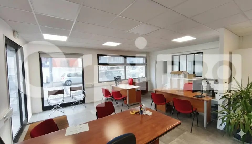 Local commercial dans Villeneuve-le-Roi à louer - Photo intérieure – Image 2 sur 8