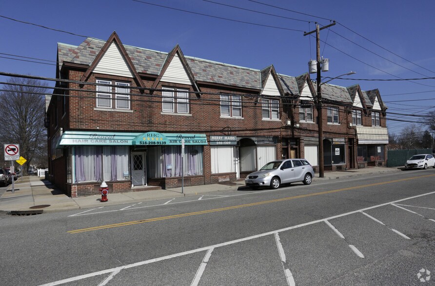 615-621 Seaman Ave, Baldwin, NY à vendre - Photo principale – Image 1 sur 10