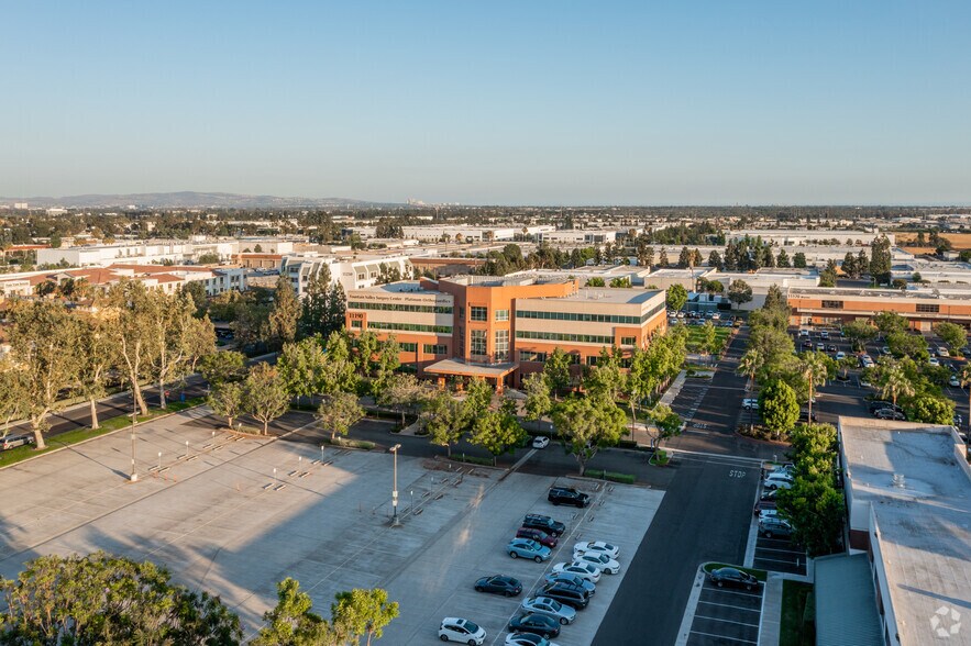 11190 Warner Ave, Fountain Valley, CA à louer - Aérien – Image 2 sur 2