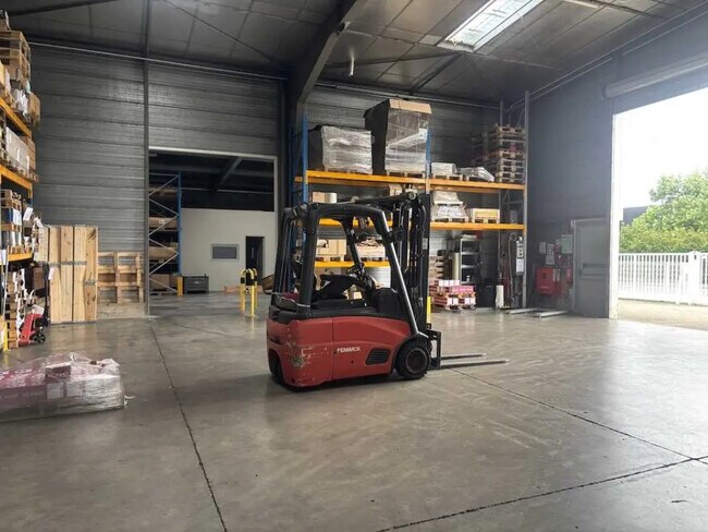 Plus de détails pour Local d’activités à vendre