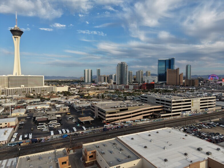 1900 Industrial Rd, Las Vegas, NV à louer - Photo de l’immeuble – Image 1 sur 15