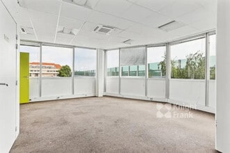 Local d'activités dans Saint-Cloud à vendre Photo intérieure– Image 2 sur 4