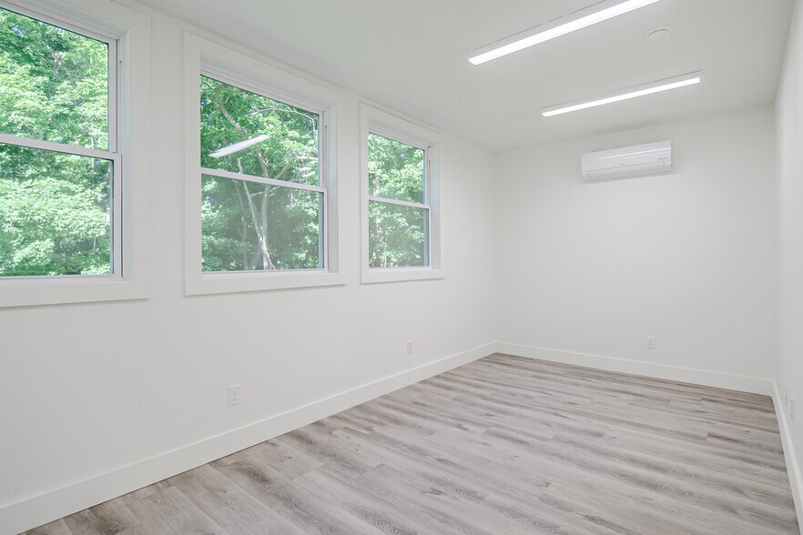 5 Riverside Rd, Sandy Hook, CT à louer - Photo intérieure – Image 3 sur 8