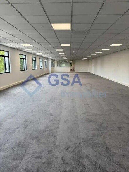 Bureau dans Lisses à louer - Photo de l’immeuble – Image 3 sur 5