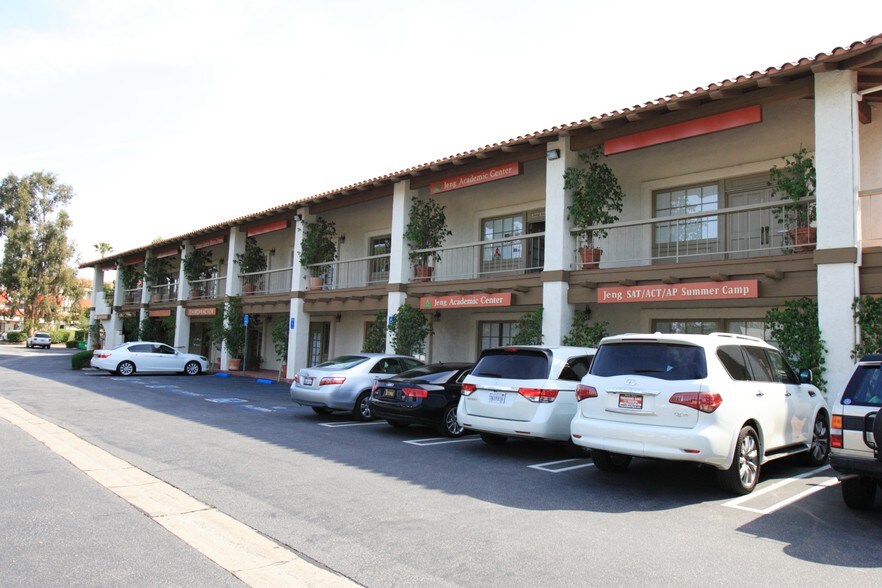 171 E Thousand Oaks Blvd, Thousand Oaks, CA à louer - Photo de l’immeuble – Image 3 sur 11