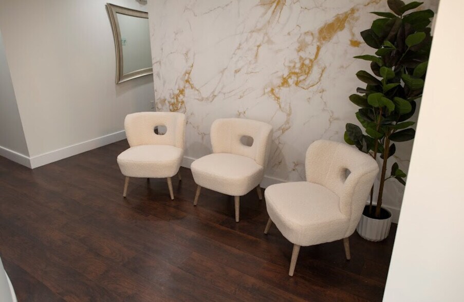 945 Farmington Ave, West Hartford, CT à louer - Photo de l’immeuble – Image 2 sur 5