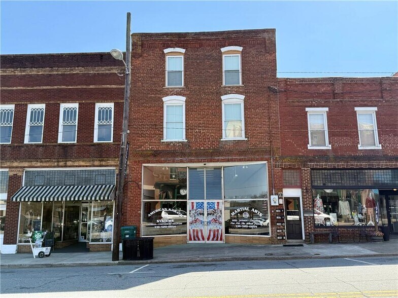 106 E Murphy, Madison, NC à vendre - Photo principale – Image 1 sur 7