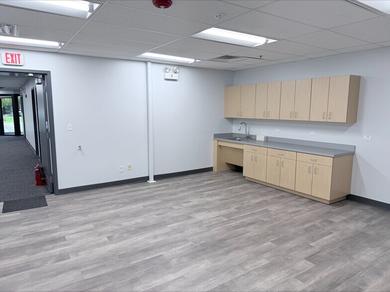 385 Fenton Ln, West Chicago, IL à louer - Photo de l’immeuble – Image 3 sur 4