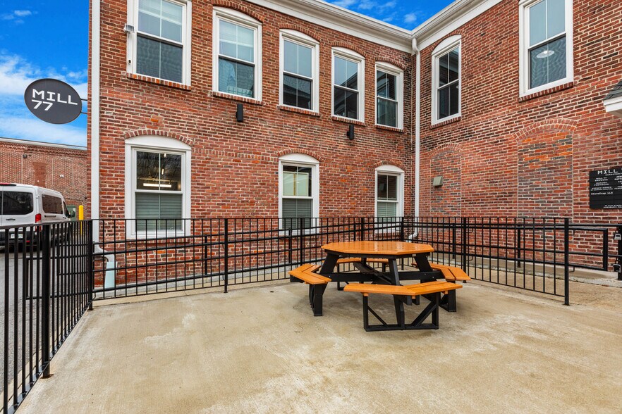 77 Elm St, Amesbury, MA à louer - Photo de l’immeuble – Image 2 sur 12