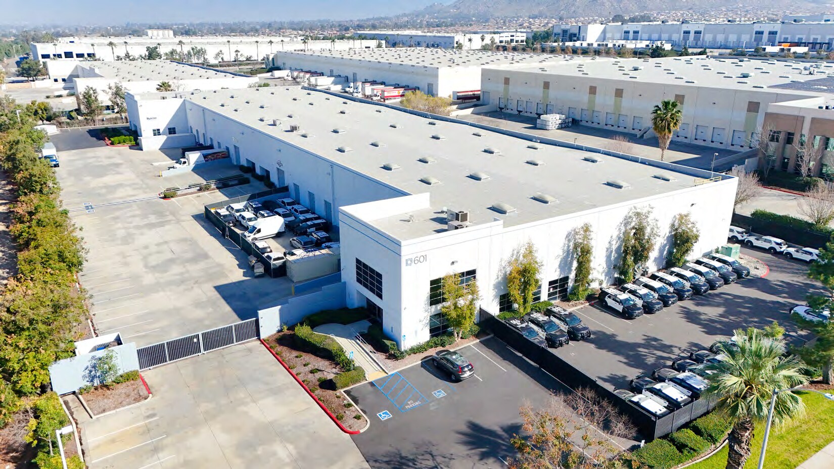 601 Columbia Ave, Riverside, CA à louer Photo de l’immeuble– Image 1 sur 3