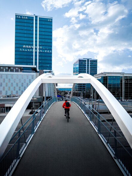 1726 Dolphin Av, Kelowna, BC à louer - Photo de l’immeuble – Image 3 sur 3