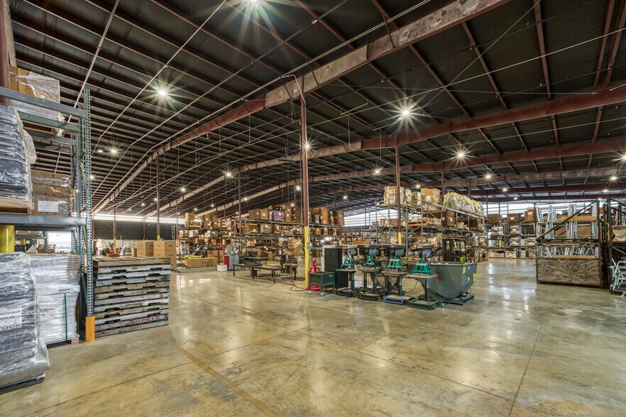218 E Grove Rd - 123,750 SF Available portefeuille de 2 biens à vendre sur LoopNet.fr - Photo de l’immeuble – Image 3 sur 6