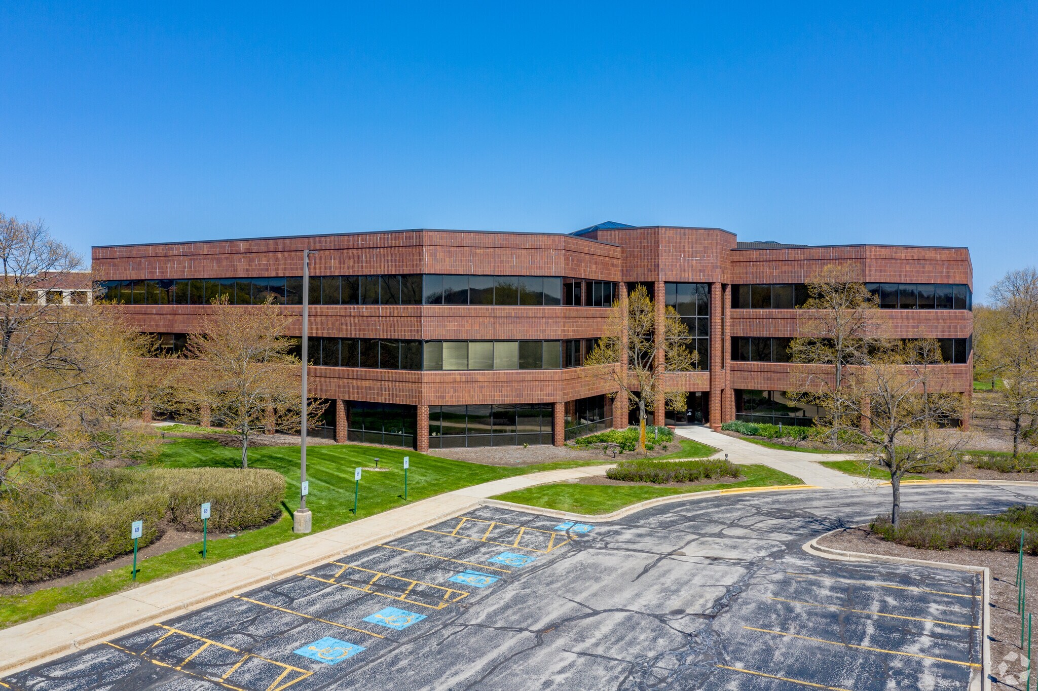18000 W Sarah Ln, Brookfield, WI à louer Photo principale– Image 1 sur 4