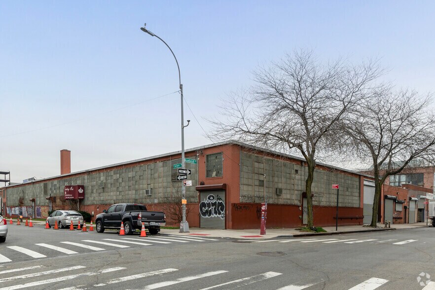 330-340 Calyer St, Brooklyn, NY à vendre - Photo de l’immeuble – Image 2 sur 5