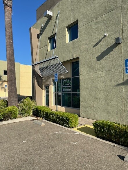 2145 Elkins Way, Brentwood, CA à louer - Photo de l’immeuble – Image 1 sur 8