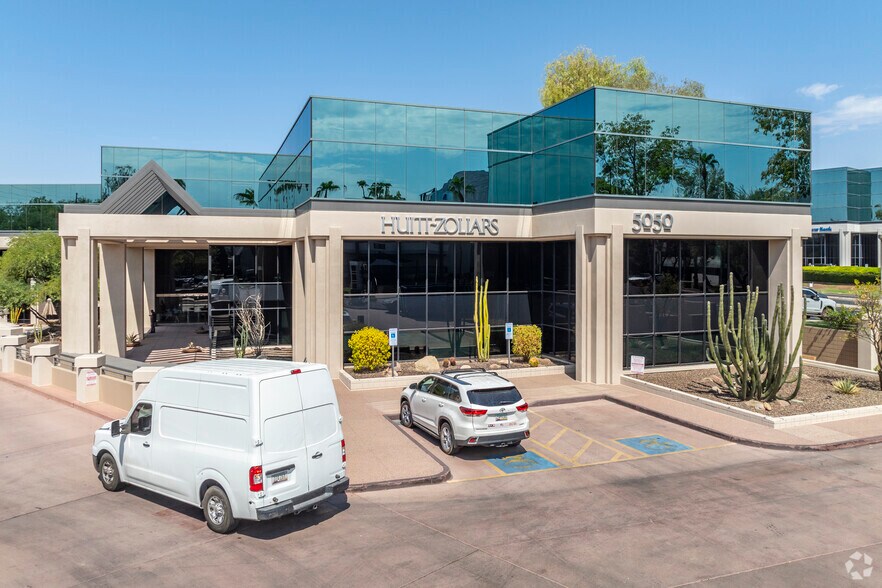 5050 N 40th St, Phoenix, AZ à louer - Photo de l’immeuble – Image 1 sur 5
