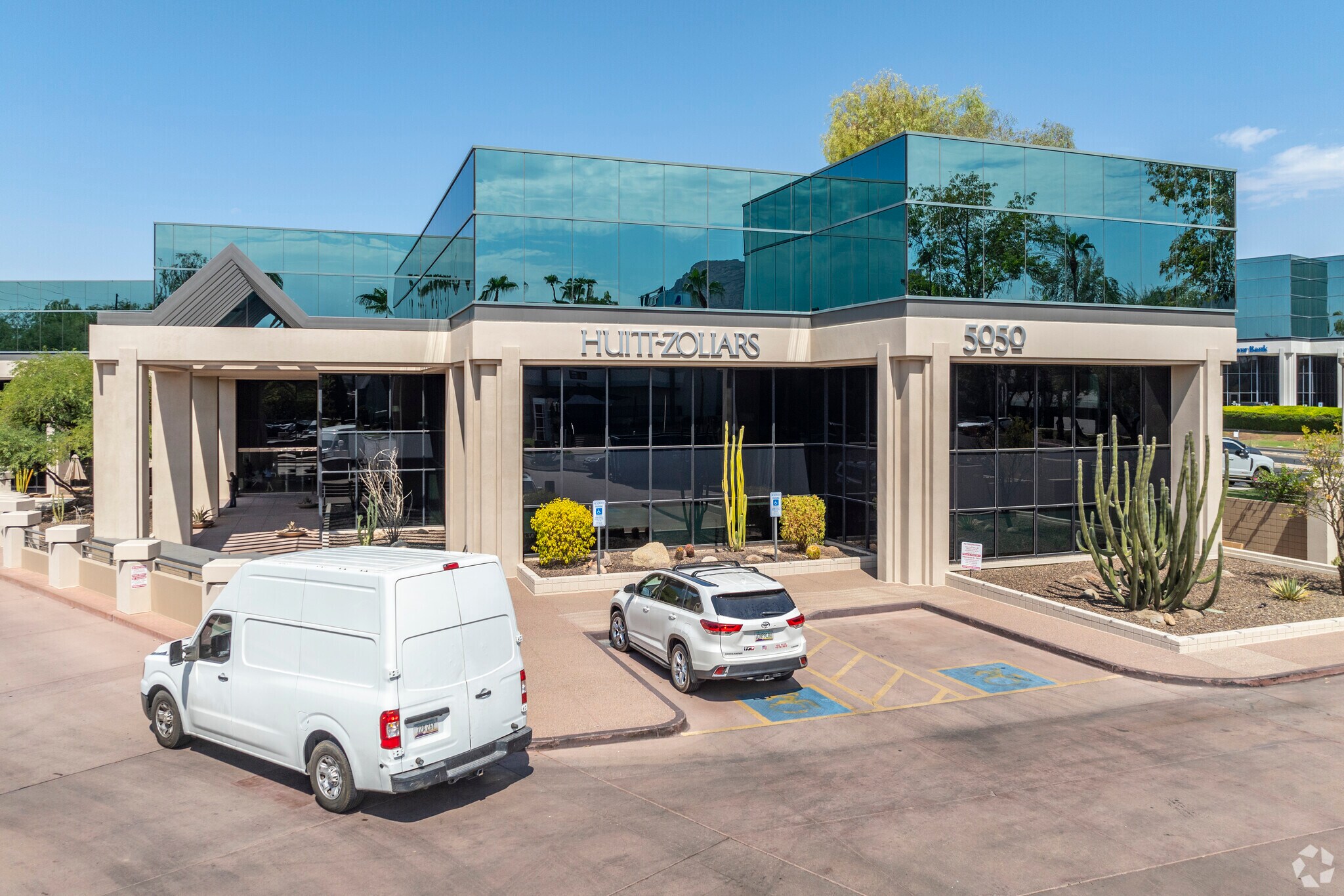 5050 N 40th St, Phoenix, AZ à louer Photo de l’immeuble– Image 1 sur 6