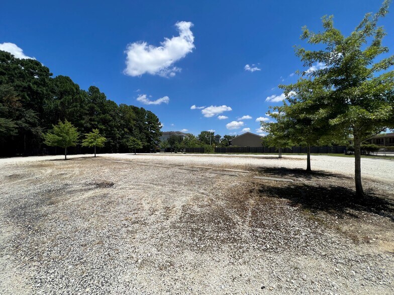 7421 N Forest Dr, North Charleston, SC à louer - Photo de l’immeuble – Image 1 sur 2