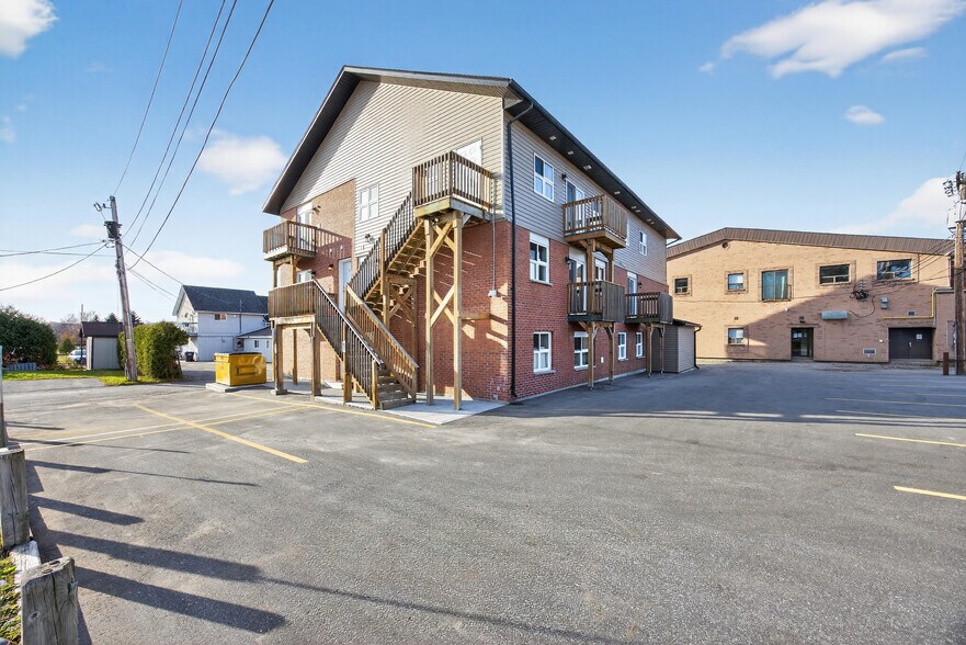 2 Tessier Dr, Penetanguishene, ON à vendre - Photo de l’immeuble – Image 3 sur 11