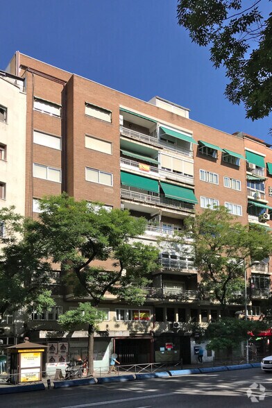 Immeuble residentiel dans Madrid, Madrid à vendre - Photo de l’immeuble – Image 2 sur 2