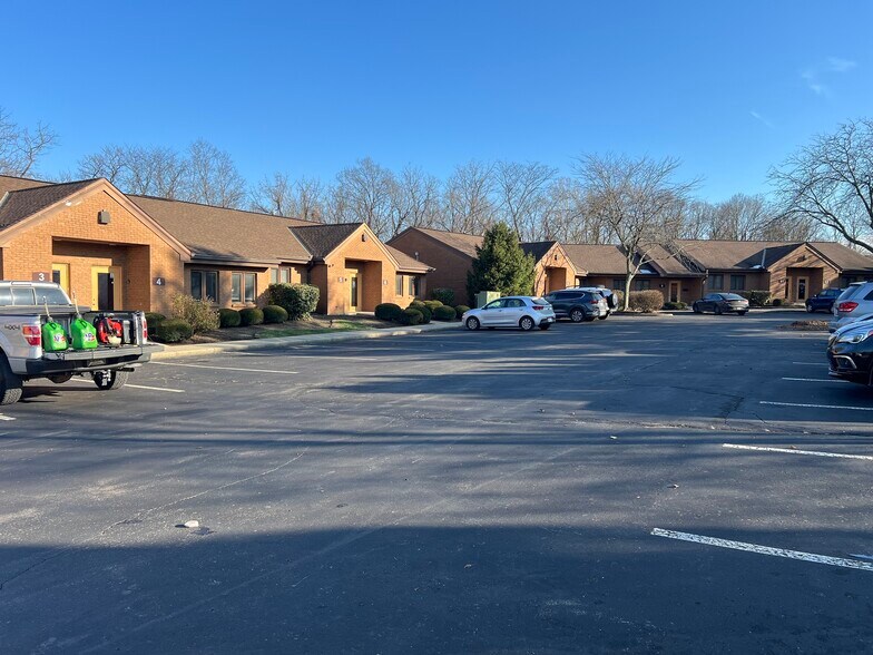 1375 Kemper Meadow Dr, Forest Park, OH à louer - Photo de l’immeuble – Image 3 sur 29