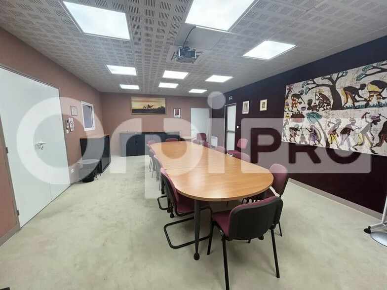 Bureau dans Jaux à louer - Photo de l’immeuble – Image 1 sur 6