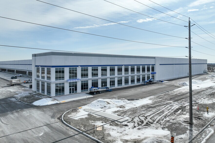 1565 Thornton Rd N, Oshawa, ON à louer - Photo de la construction – Image 2 sur 5