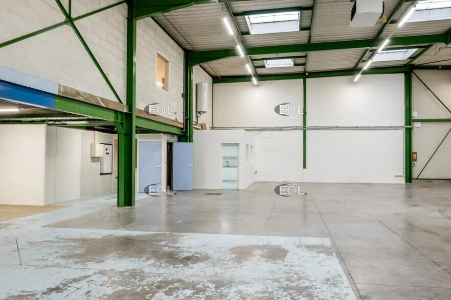 Local d’activités dans Saint-Thibault-des-Vignes à louer - Photo de l’immeuble – Image 3 sur 11