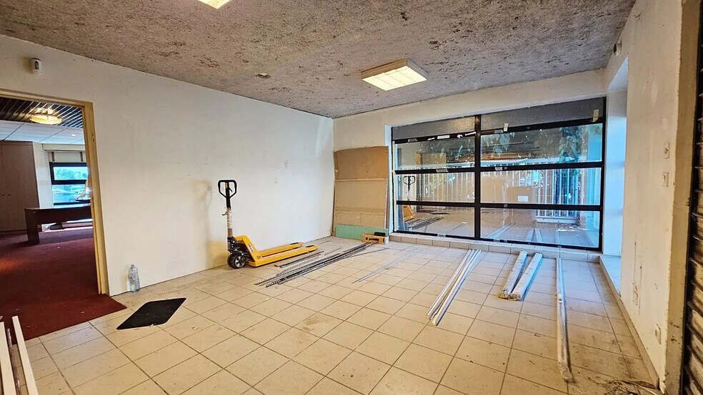 Local d’activités dans Champigny-sur-Marne à louer - Photo de l’immeuble – Image 2 sur 12